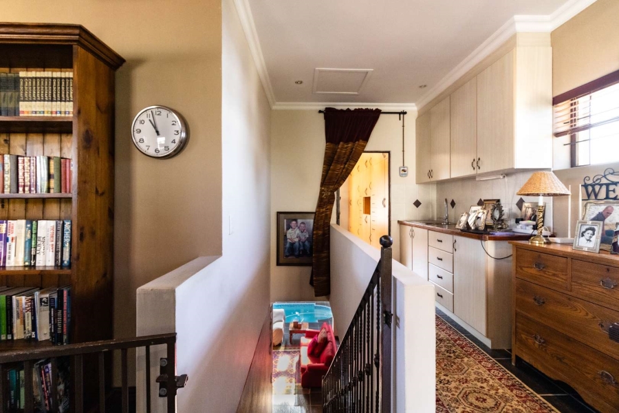 6 Bedroom Property for Sale in Sandbaai Western Cape